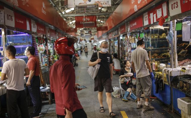 Vecinos de Pekín realizan sus compras en el interior del mercado mayorista de Xinfadi, foco de preocupación de las autoridades sanitarias chinas por la importación de productos congelados contaminados de Covid-19. EFE/EPA/STRINGER
