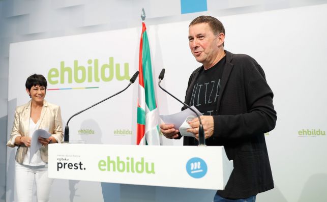 El coordinador de EH Bildu, Arnaldo Otegi, y la candidata a lehendakari, Maddalen Iriarte, en San Sebastián. Foto: Efe