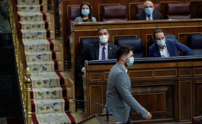 Gabriel Rufián (ERC) pasa ante el presidente del Gobierno, Pedro Sánchez, y el vicepresidente segundo, Pablo Iglesias, en la sesión de control al Ejecutivo del 30 de septiembre de 2020 en el Congreso | EFE/EN/Archivo