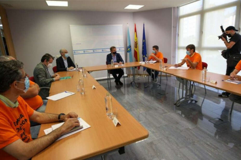 Francisco Conde y Alberto Núñez Feijó en una reunión con el comité de empresa de Alu Ibérica
