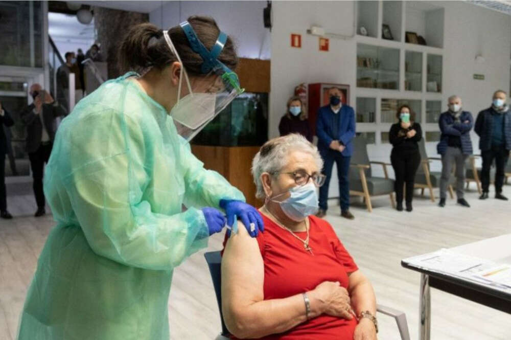 Nieves Cabo, la primera gallega en recibir la vacuna contra el Covid-19