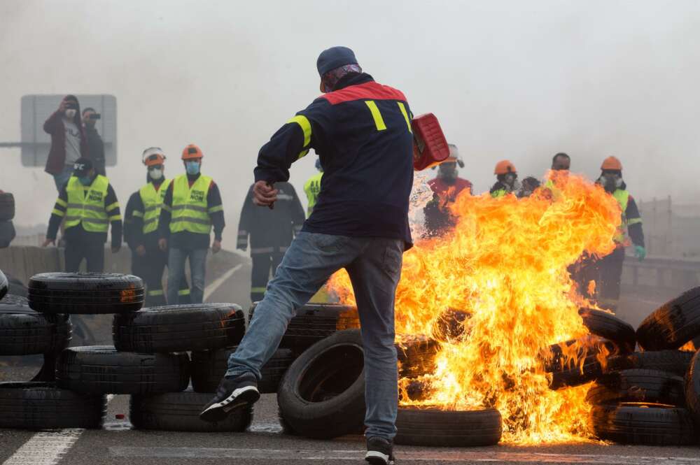 Barricadas en la A-8 en protesta por el cierre de la planta de aluminio de Alcoa en San Cibrao- Foto de archivo