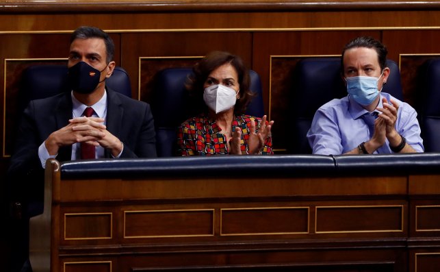 El presidente del Gobierno, Pedro Sánchez; la vicepresidenta primera, Carmen Calvo; y el vicepresidente segundo, Pablo Iglesias