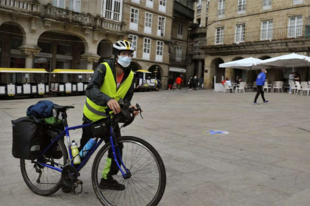 Un ciclista en la Praza Maior de Ourense