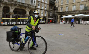 Un ciclista en la Praza Maior de Ourense