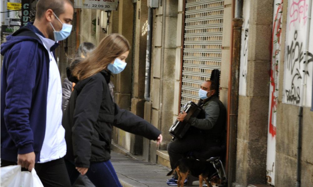 Personas con mascarilla caminan por las calles de Ourense / E.P.