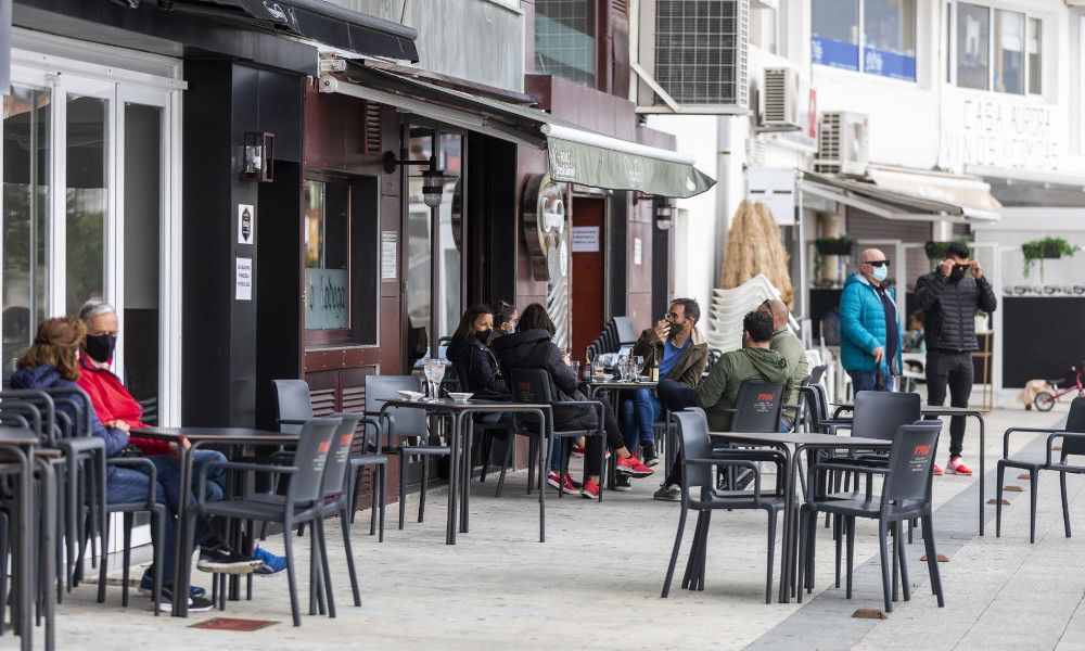 Comensales disfrutan en la terraza de un establecimiento abierto en Sanxenxo a 7 de noviembre de 2020 - Beatriz Ciscar