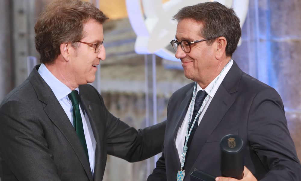 Jesús Domínguez, fundador de Textil Lonia e impulsor de Bimba y Lola, recibiendo la medalla Castelao / Xunta