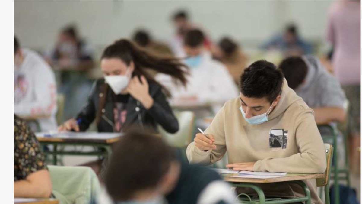 Un grupo de universitarios realiza un examen con mascarilla / Europa Press