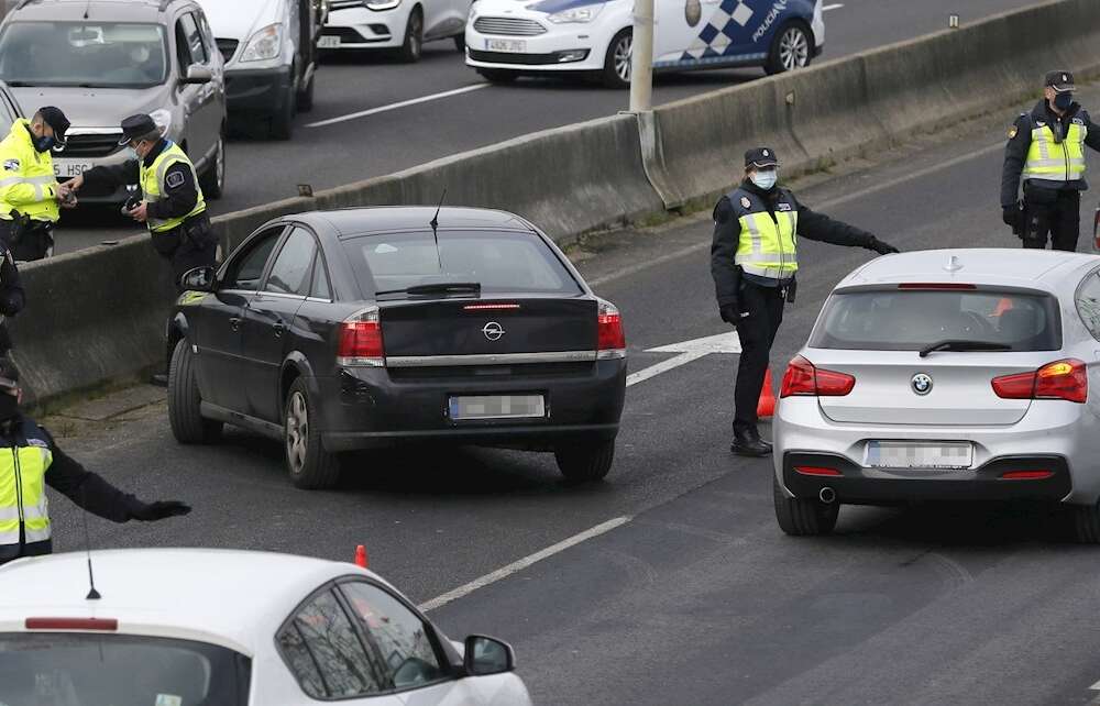 Los cuerpos de seguridad incrementaron en Galicia los controles de movilidad en las zonas de mayor incidencia del Covid durante la tercera ola. EFE/Brais Lorenzo