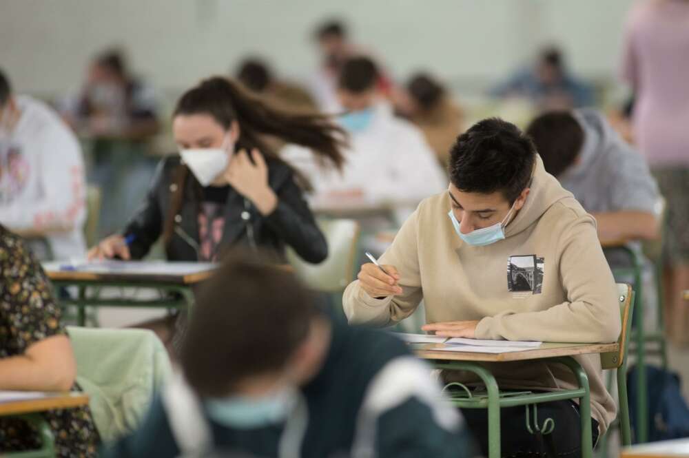 La tercera ola del Covid en Galicia golpea al sistema educativo gallego, que alcanza récord de contagios. EP.