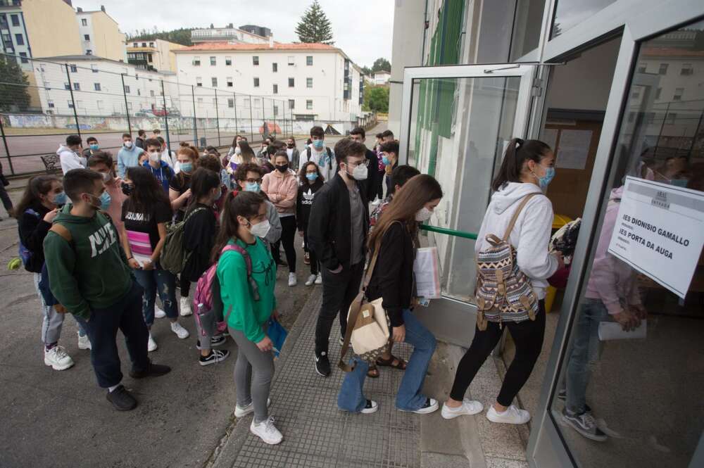 Los casos activos de Covid vinculados a las escuelas en Galicia se central en A Coruña y Santiago