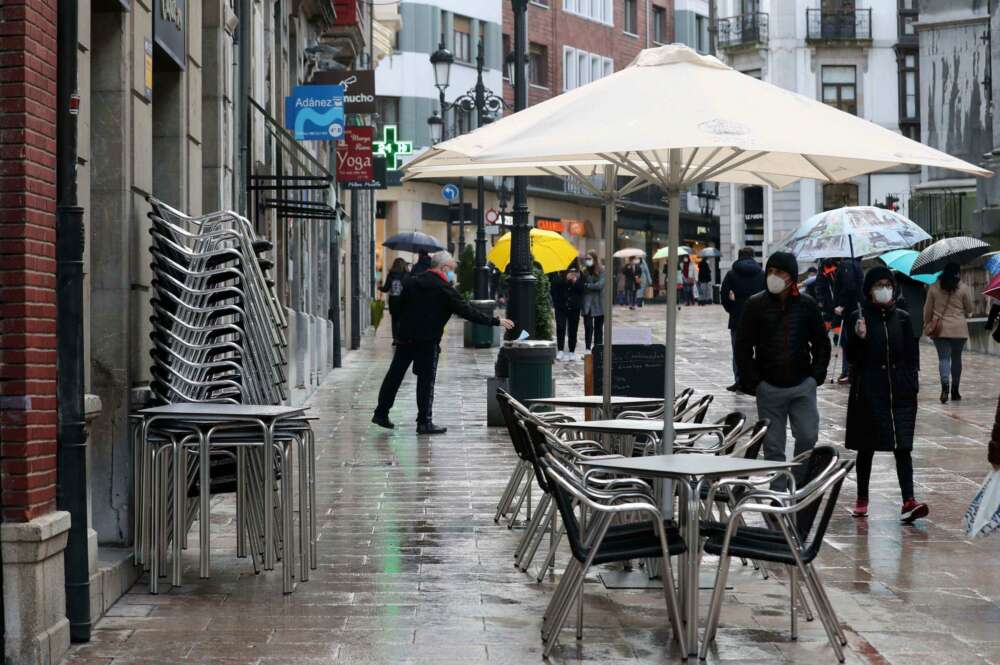 Terraza vacía de una cafetería