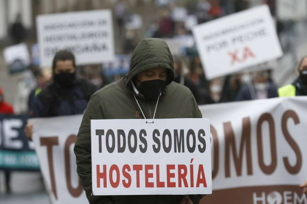 Los hosteleros gallegos escenifican el "entierro" del sector, cerrado por la pandemia