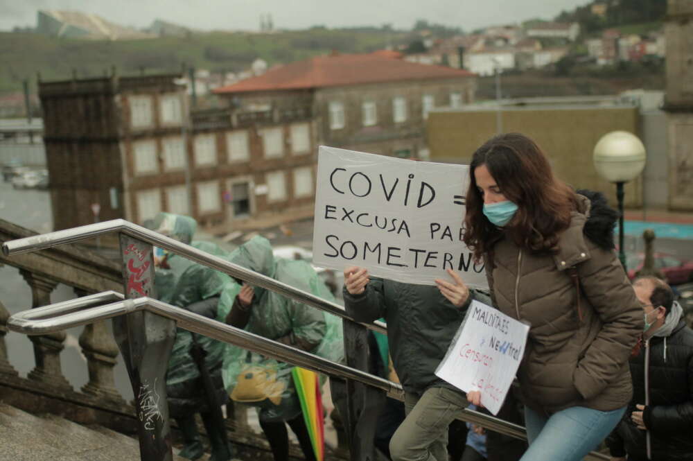 Uno de los carteles que portaban los manifestantes de la convocatoria negacionista en Santiago de Compostela // Inés Iglesias