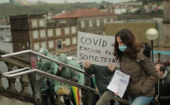 Uno de los carteles que portaban los manifestantes de la convocatoria negacionista en Santiago de Compostela // Inés Iglesias