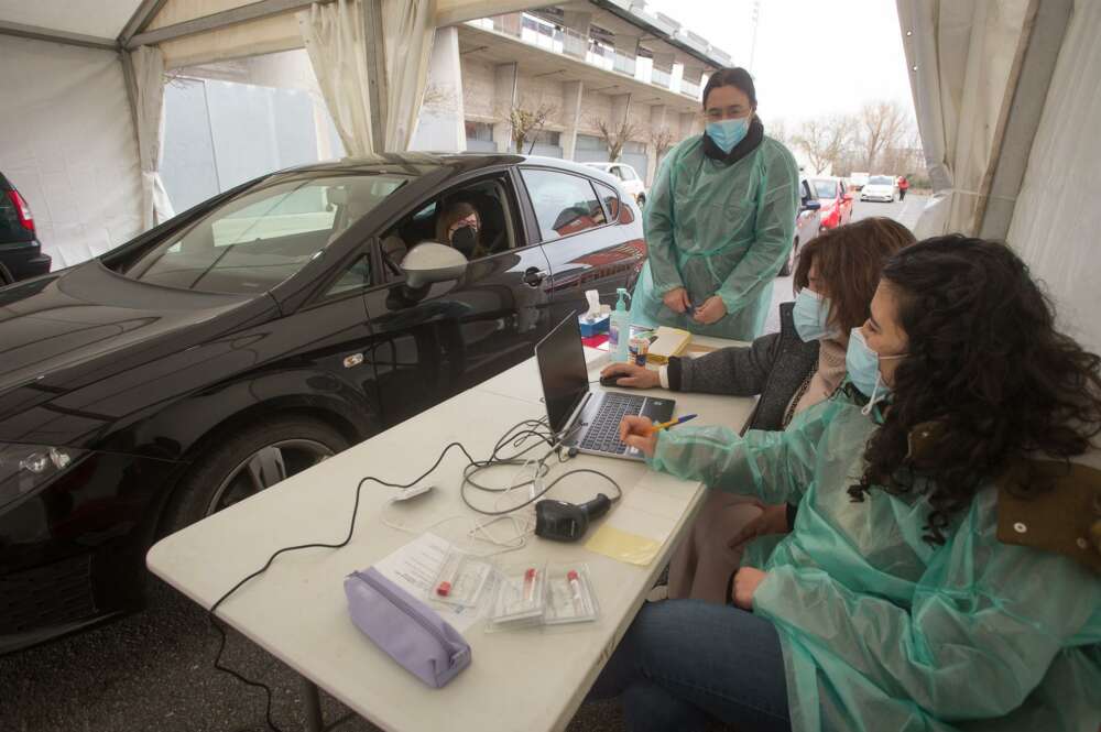 Sistema de Covid-auto, puesto en marcha para facilitar pruebas de PCR fuera de los centros hospitalarios. Foto: Europa Press