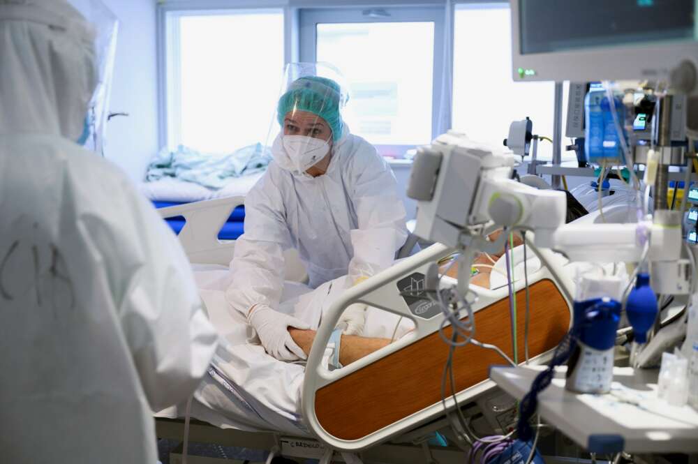 El personal sanitario atiende a un paciente con coronavirus en una de las UCI-Covid