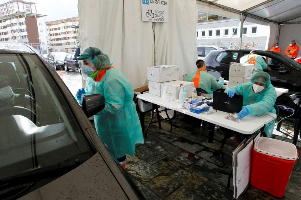 Los sanitarios reparten material para realizar pruebas de coronavirus a los habitantes en sus coches este lunes el municipio de Fene donde comienza el mayor cribado masivo de la pandemia en la comarca de Ferrolterra / EFE