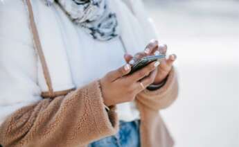 Una persona utilizando un smartphone