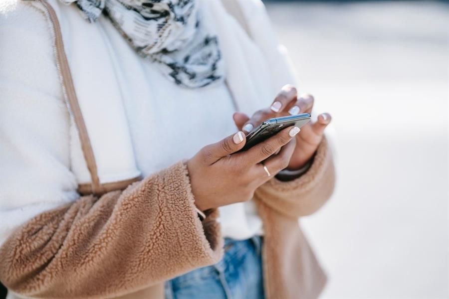 Una persona utilizando un smartphone