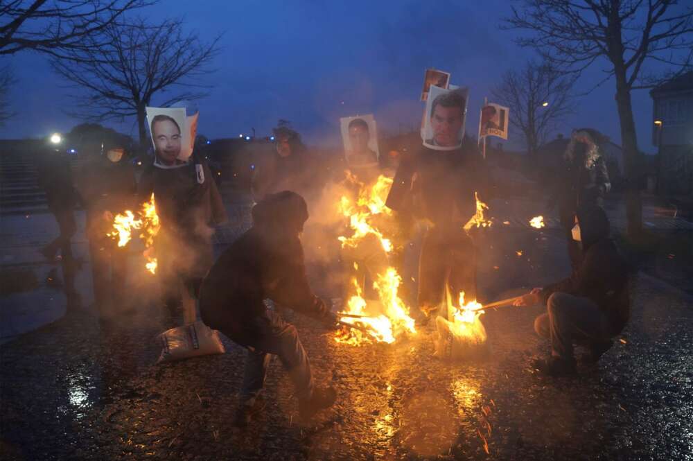 Hosteleros queman 'mecos' de Sánchez, Bugallo y Feijóo ante Monte Pío, donde escenifican la muerte del sector - Álvaro Ballesteros - Europa Press