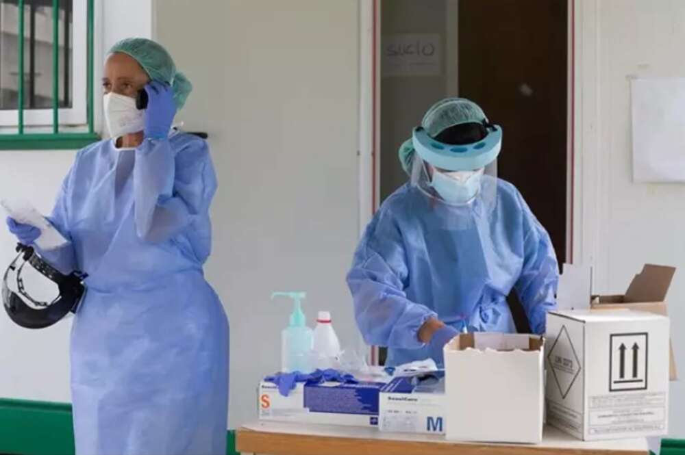 Dos sanitarias preparan PCR en Monforte de Lemos (Lugo). Foto: Europa Press