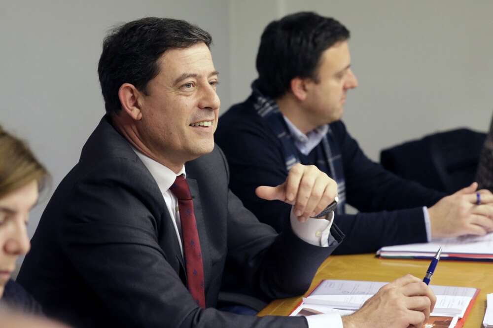 José Ramón Gómez Besteiro en una foto de archivo con Valentín González Formoso al fondo. EFE/Lavandeira Jr.