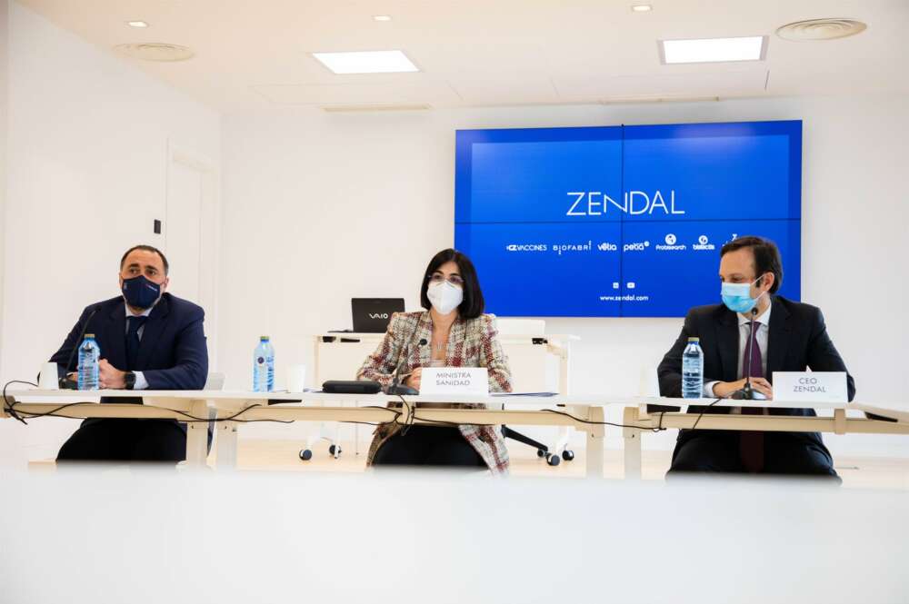 La ministra de Sanidad, Carolina Darias, visita las instalaciones del grupo Zendal en O Porriño (Pontevedra). E.P.