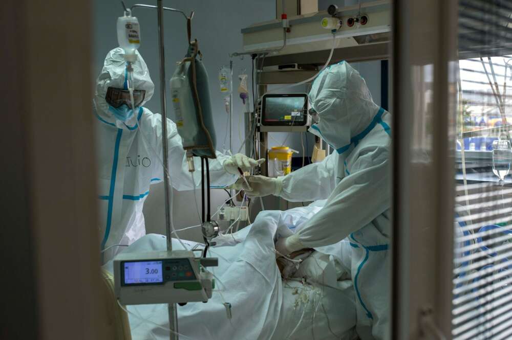 Trabajadores sanitarios atienden a un paciente con coronavirus en la UCI. EFE / Brais Lorenzo/Archivo