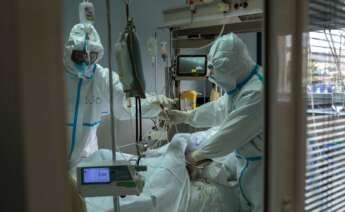 Trabajadores sanitarios atienden a un paciente con coronavirus en la UCI. EFE / Brais Lorenzo/Archivo