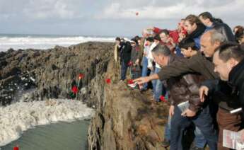 Un centenar de personas arrojan flores al mar en As Furnas en recuerdo de Ramón Sampedro