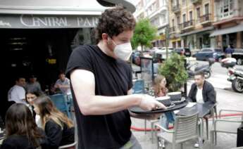 Un camarero sirve un par de cafés en la terraza de una cafetería en A Coruña / EFE