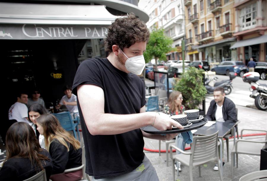 Un camarero sirve un par de cafés en la terraza de una cafetería en A Coruña / EFE