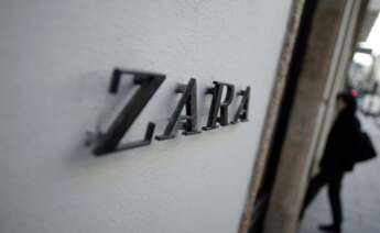 Una mujer entra en una tienda de Zara en A Coruña. EFE/ Cabalar