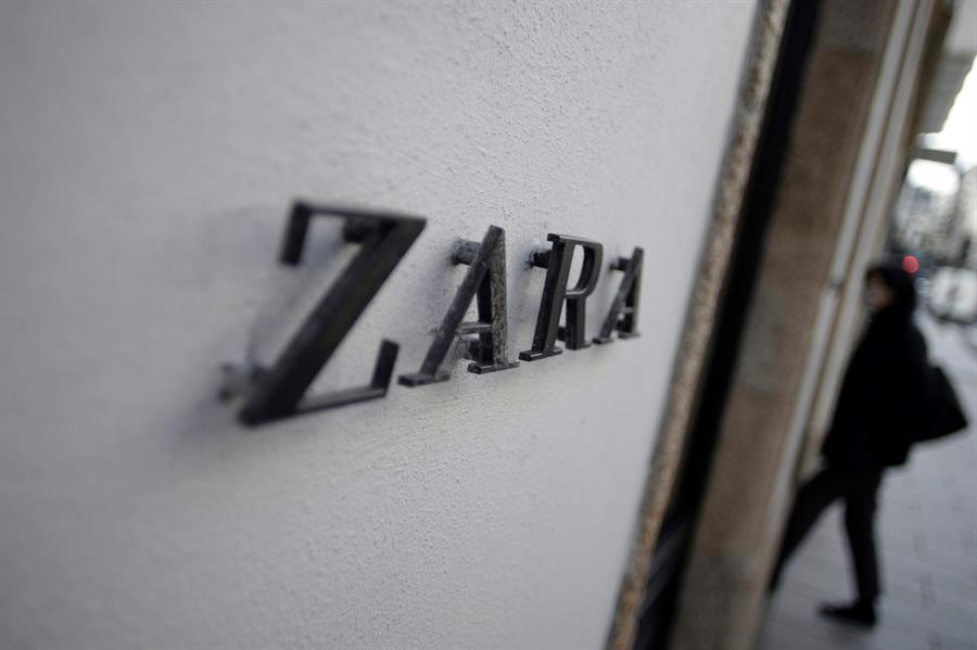 Una mujer entra en una tienda de Zara en A Coruña. EFE/ Cabalar