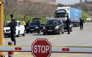 Agentes de la Policía Nacional durante el control en la puerta de la fábrica de Alu Ibérica en Aviles / EFE