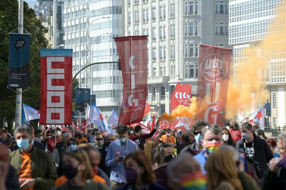 Miles de personas han secundado la manifestación por el futuro de Alu Ibérica en las calles de A Coruña / E.P.