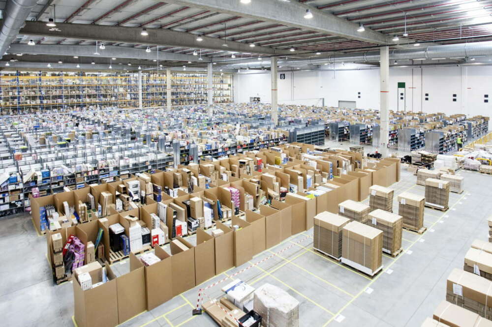 Trabajadores en un centro logístico de Amazon en España / EFE