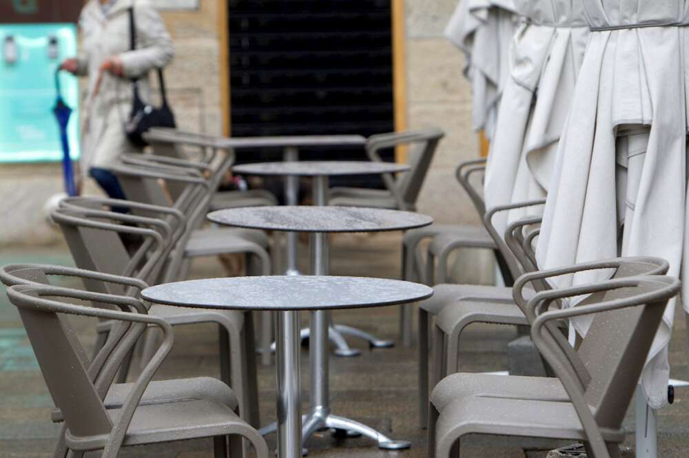 Una terraza de un bar vacía en Vigo. EFE/Salvador Sas/Archivo