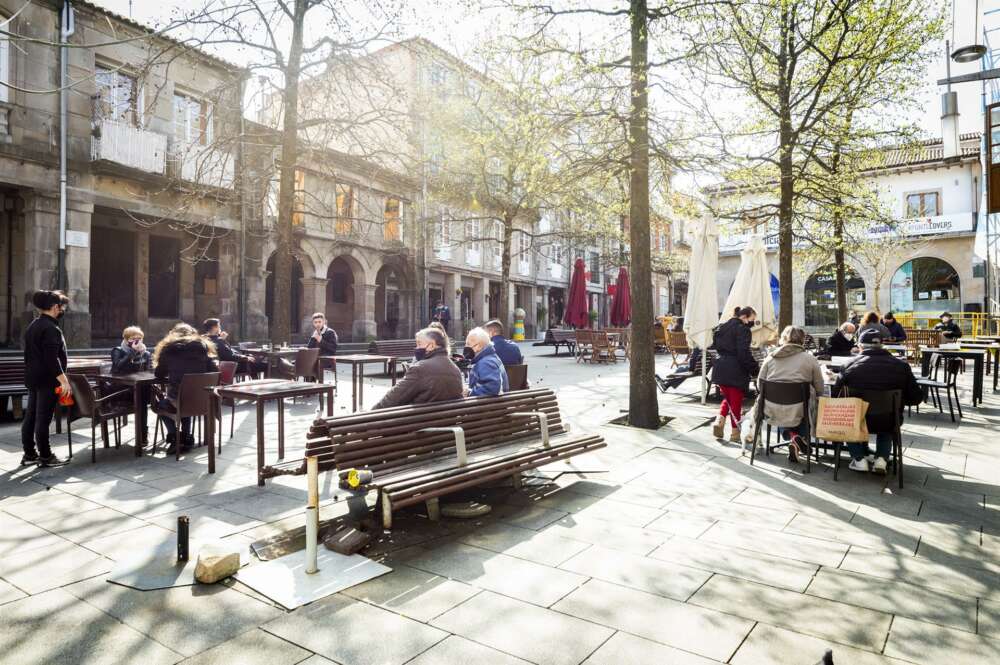 Ambiente en las terrazas de varios establecimientos durante el primer día de la reapertura del interior de los bares y restaurantes en Pontevedra / Beatriz Ciscar