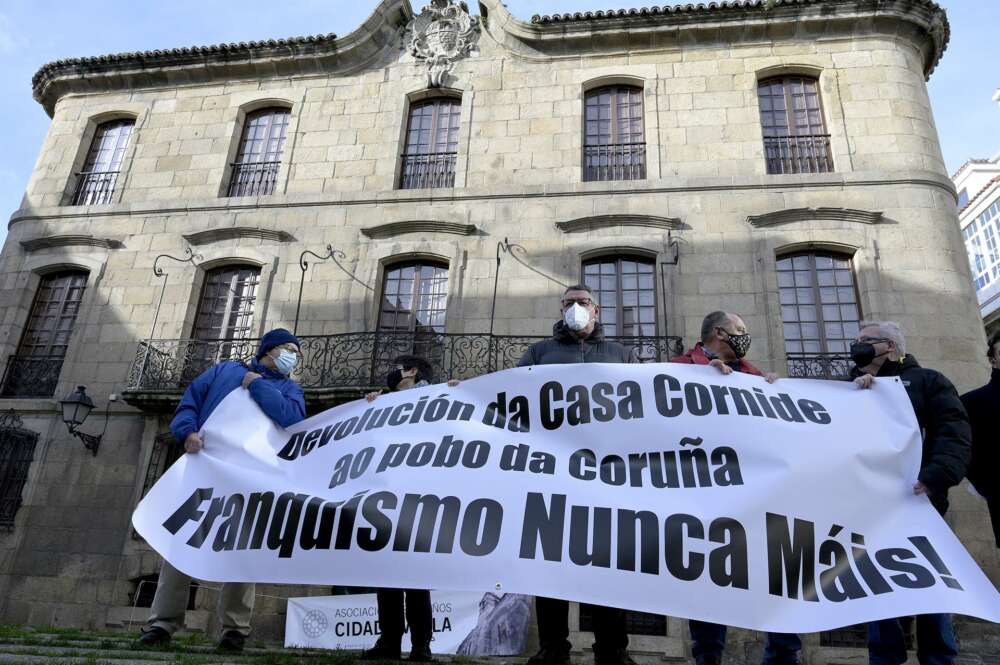 Varias personas se concentran frente a la Casa Cornide bajo el lema 'A Casa Cornide é da Coruña. Devolución ya'. - M. Dylan - Europa Press - Archivo