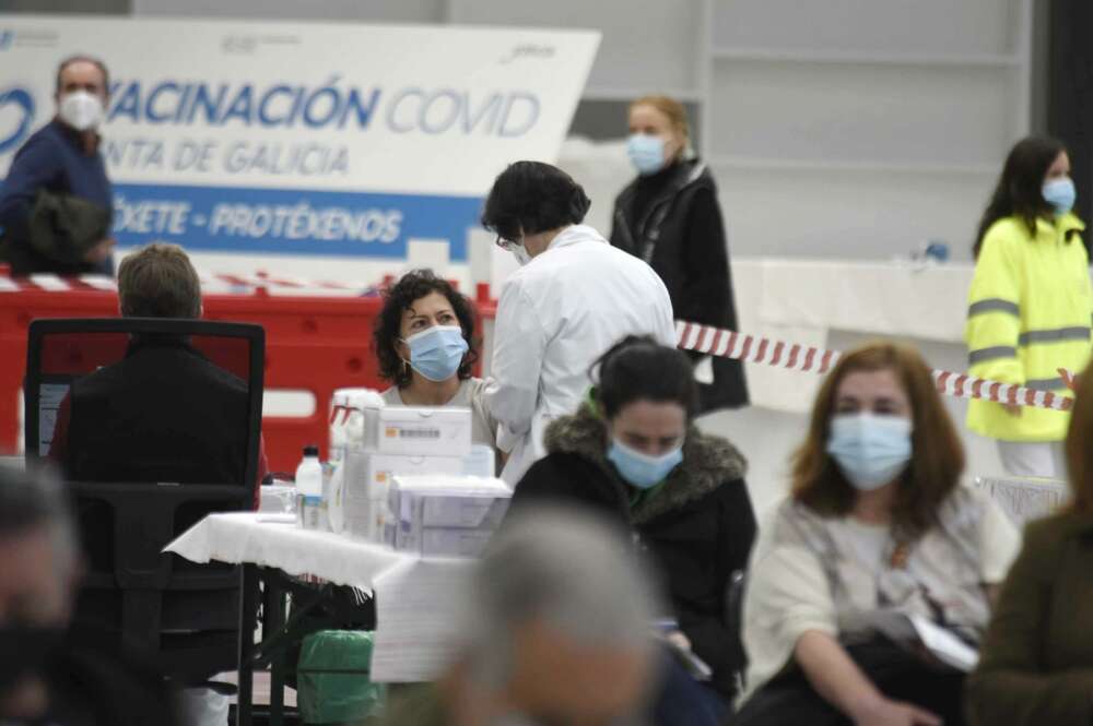 Profesionales sanitarios participan en la primera vacunación masiva llevada a cabo en el Ifevi, en Vigo - EUROPA PRESS