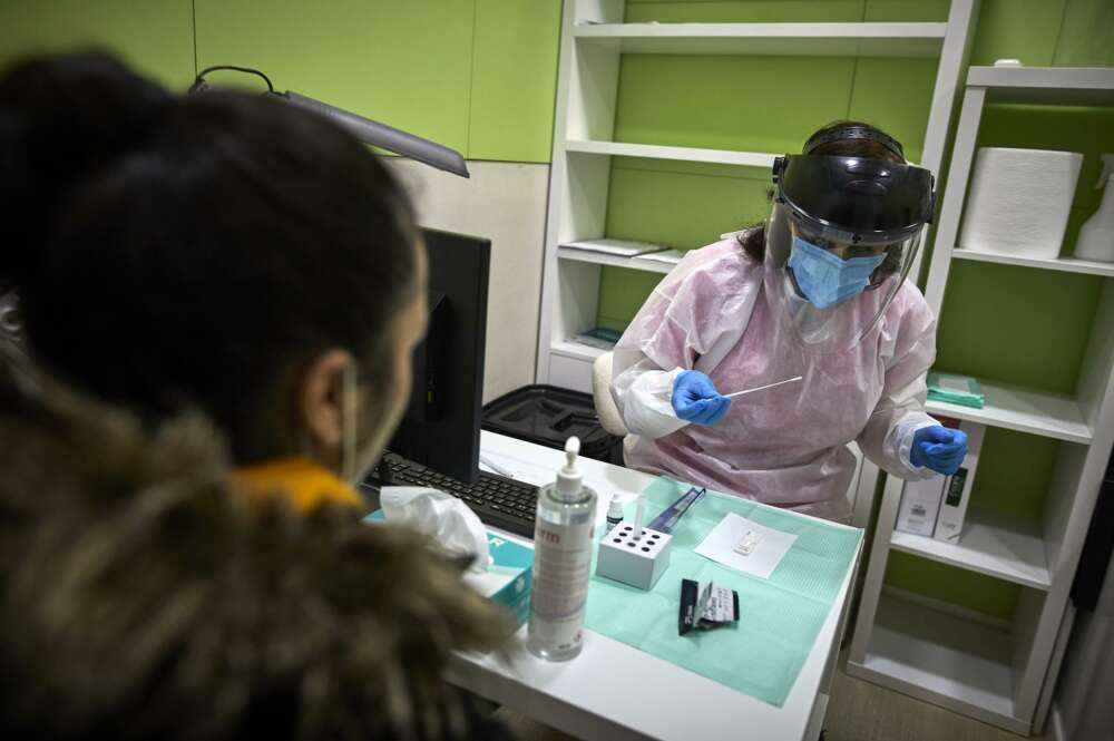 Una farmacéutica prepara un test de antígenos para realizárselo a una mujer en la Farmacia Las Gemelas en Madrid (España), a 11 de febrero de 2021. Jesús Hellín - Europa Press - Archivo