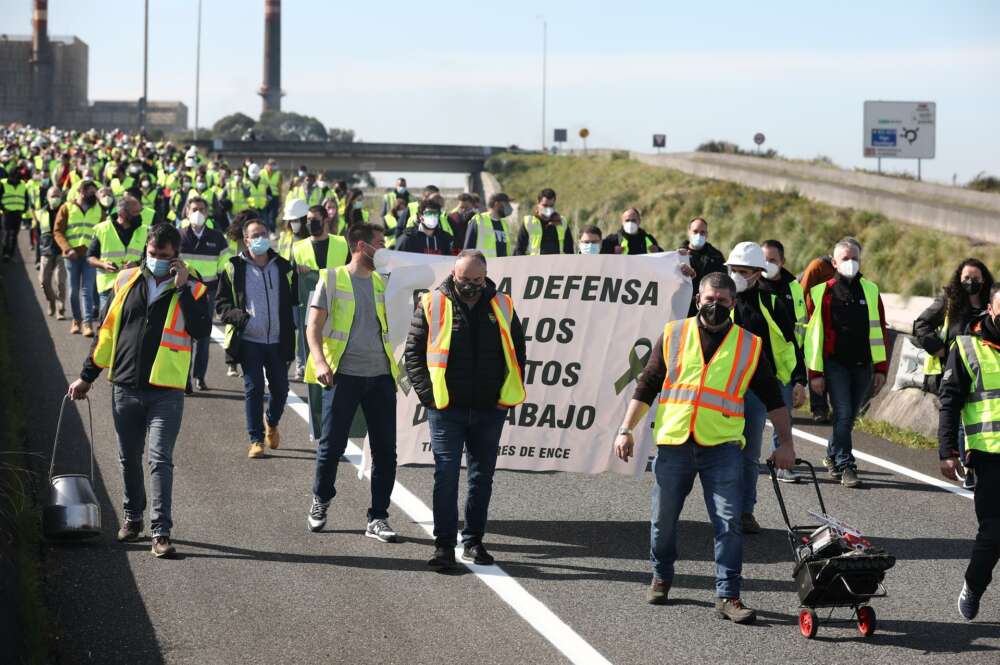 Decenas de trabajadores de la fábrica de Ence se manifiestan por el cierre de la fábrica, en Lourizán, Pontevedra, Galicia (España). Europa Press