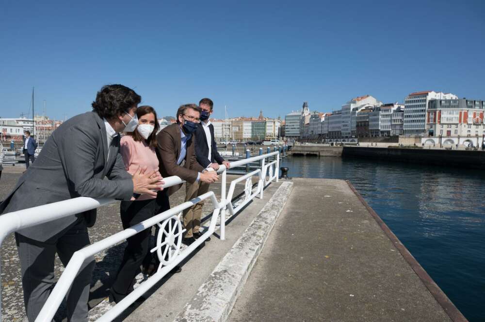 El presidente del Puerto de A Coruña, Martín Fernández Prado, la alcaldesa de A Coruña, Inés Rey, el presidente de la Xunta, Alberto Núñez Feijóo, y el delegado de la Xunta en A Coruña, Gonzalo Trenor, en la apertura del muelle de trasatlánticos. - XUNTA