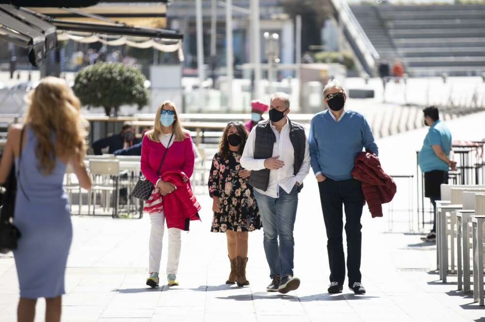 Varias personas pasean por el Paseo Marítimo de Sanxenxo, en Pontevedra, Galicia (España), a 27 de marzo de 2021. El subcomité clínico mantiene el nivel alto de restricciones en el concello de Sanxenxo, lo que conlleva que la hostelería solo puede servir - Beatriz Ciscar - Europa Press