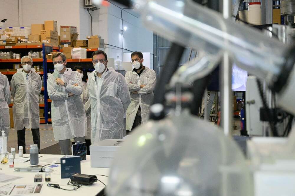 Valentín González Formoso visita las instalaciones de Nanogap en Ames