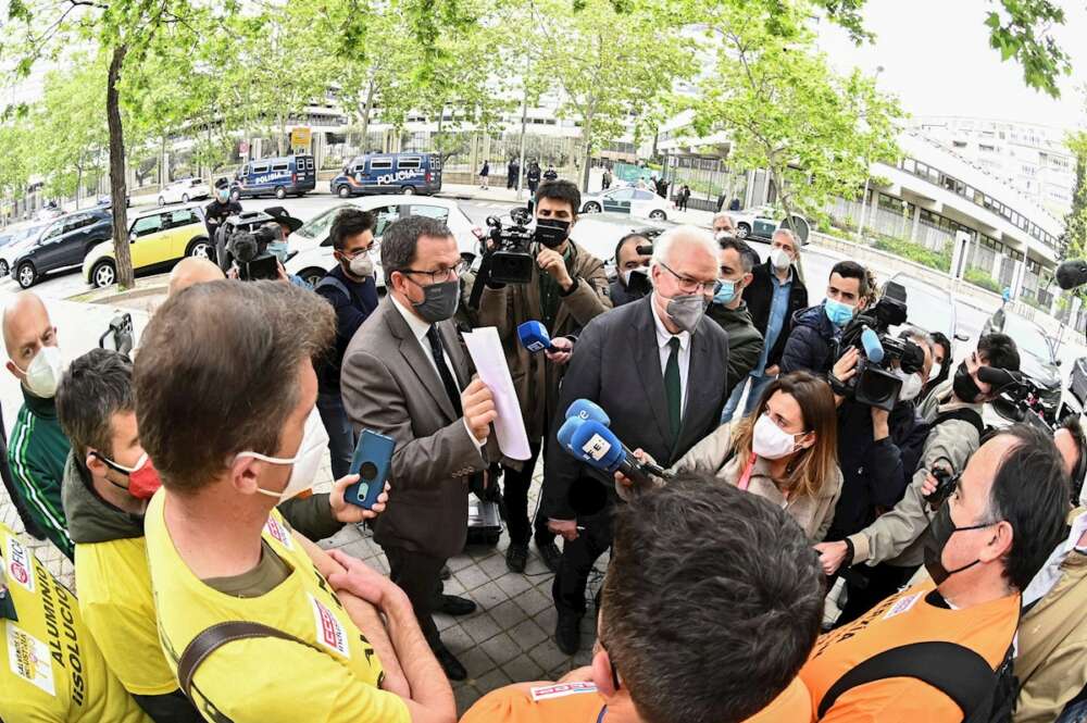 El secretario general de Industria Raúl Blanco (i), conversa con las personas concentradas este jueves ante el Ministerio de Industria, convocadas por los comités de empresas de Alu Ibérica, la empresa surgida de la venta de las plantas de Alcoa en A Coruña y Avilés, para pedir que se reúna la comisión de seguimiento de la venta a fin de garantizar la continuidad de las plantas actualmente en manos del grupo Riesgo. EFE/ Fernando Villar