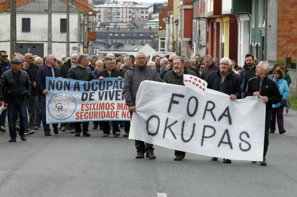 Protesta en el barrio lucense de As Gándaras contra las ocupaciones de viviendas / Eliseo Trigo